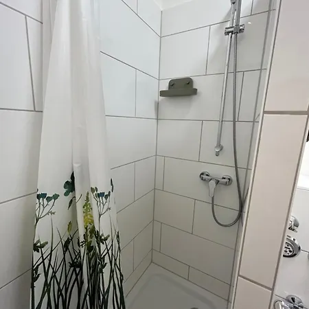 35 Qm Grosses Apartment Mit Eigenem Badezimmer In Den Elbvororten Hamburg Exterior photo