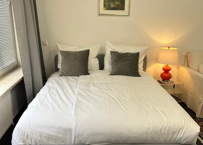 35 Qm Grosses Apartment Mit Eigenem Badezimmer In Den Elbvororten